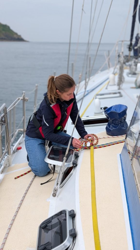 apprendre à faire des nœuds marins lors d'une croisière en Bretagne